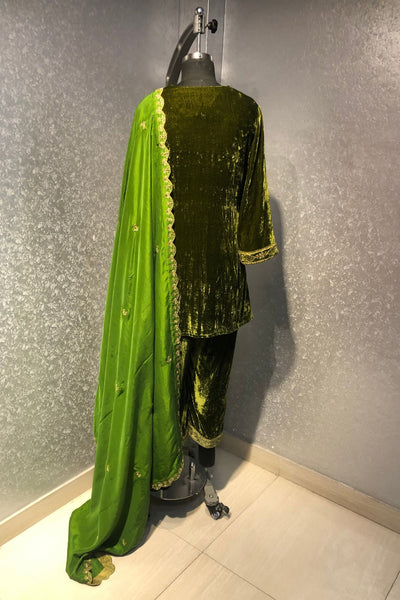 OLIVE GREEN VELVET KURTA SET WITH PAISLEY WORK