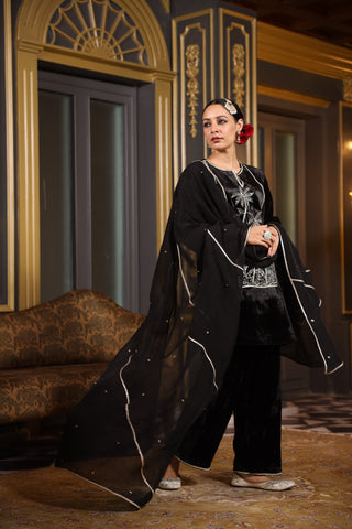 BLACK VELVET EMBROIDERED KURTA SET